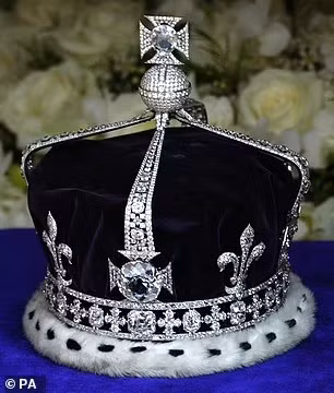 Vương miện của Hoàng hậu Marry (trái) và viên kim cương Koh-i-Noor gắn trên vương miện của Hoàng thái hậu Elizabeth (phải). Ảnh: Getty/PA. Vương miện của Hoàng hậu Marry (trái) và viên kim cương Koh-i-Noor gắn trên vương miện của Hoàng thái hậu Elizabeth (phải). Ảnh: Getty/PA.