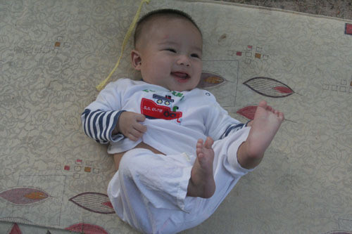 Hai bé hòa nhập rất nhanh với cuộc sống mới. Bo rất thích vì có nhiều người chơi cùng. Bo dễ ăn, ăn nhiều và khỏe. Bé cũng tự chơi rất ngoan