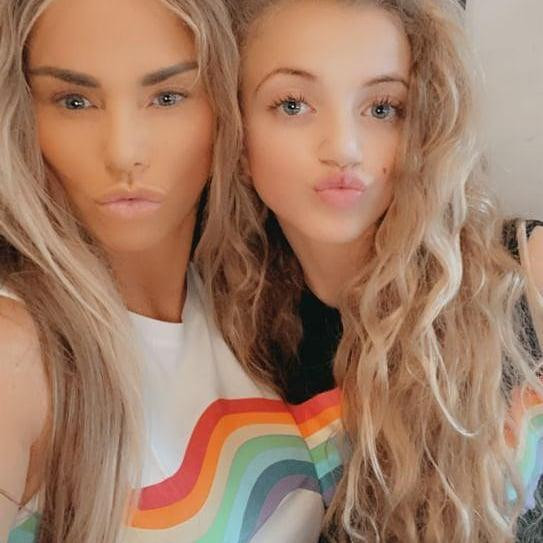 Con gái Princess của Price bị ảnh hưởng tâm lý do chứng kiến mẹ bị lạm dụng tình dục.