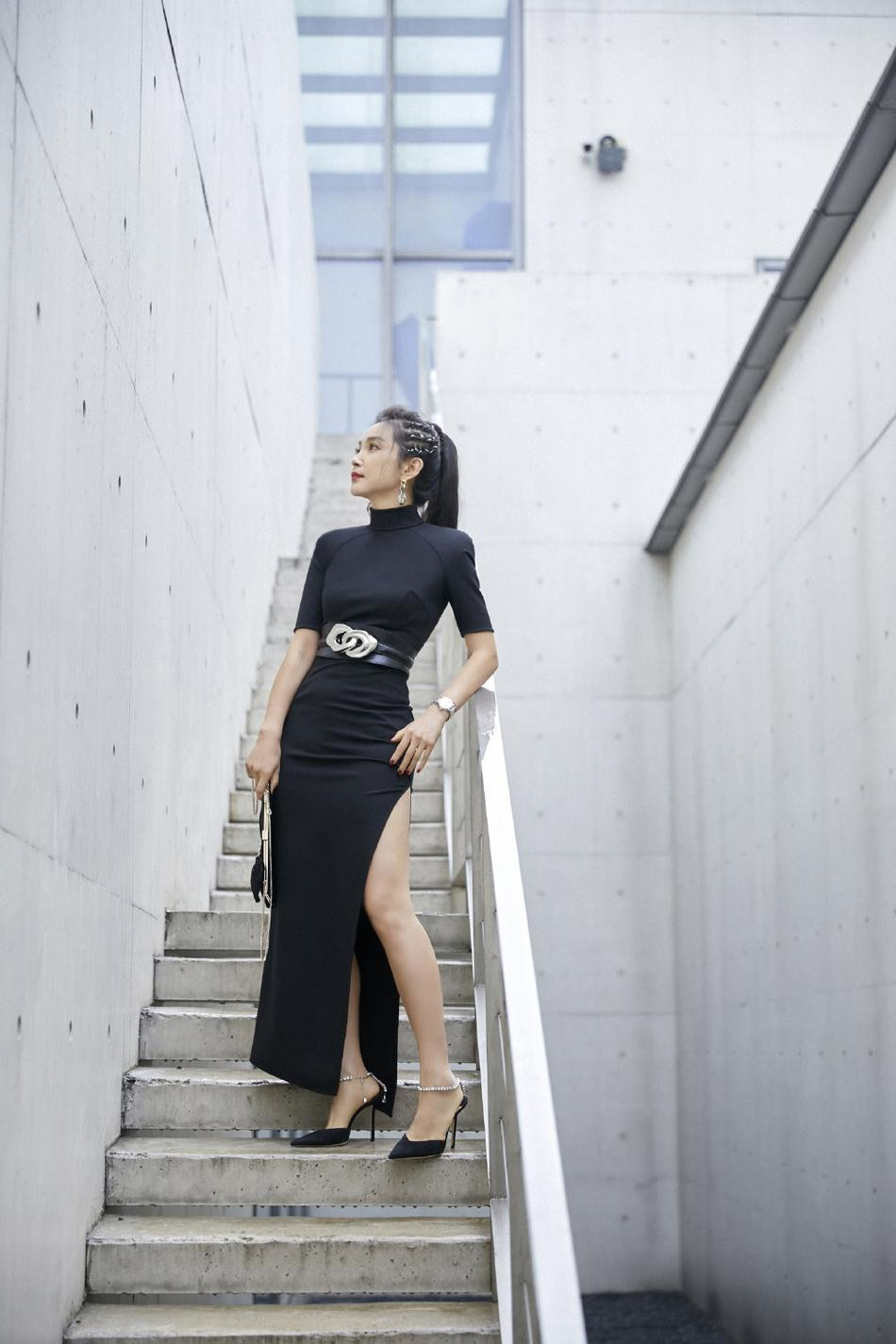 "Mỹ nhân không tuổi" của C-biz tự tin mặc váy xẻ tà sâu, khoe đôi chân dài nuột nà, cùng thân hình mảnh mai đáng ngưỡng mộ.