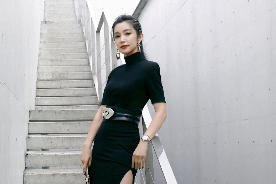 Lý Băng Băng U50 tự tin mặc váy ôm xẻ tà, sắc vóc ‘ăn đứt’ gái đôi mươi ảnh 1