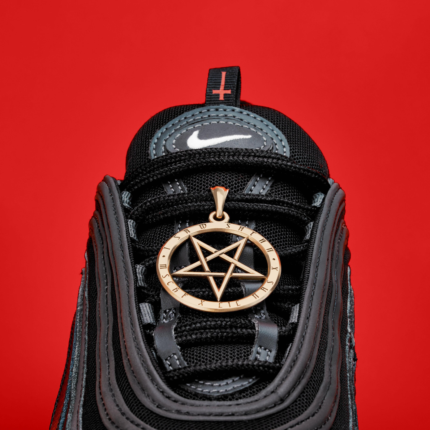 Giày "Quỷ Satan" thiết kế lại từ mẫu Air Max 97 của Nike, còn giữ nguyên logo nổi tiếng của thương hiệu đình đám. Giày "Quỷ Satan" thiết kế lại từ mẫu Air Max 97 của Nike, còn giữ nguyên logo nổi tiếng của thương hiệu đình đám.