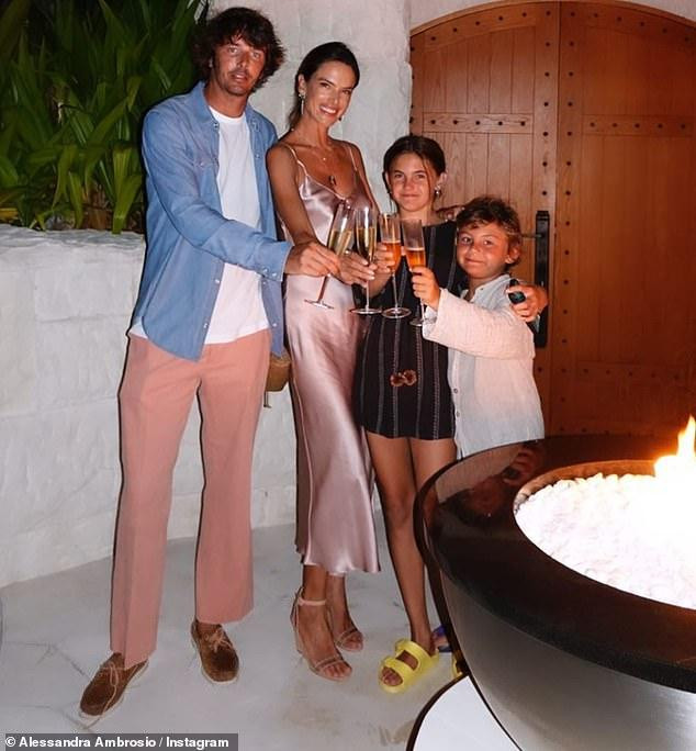 Bạn trai trước đó của cô là doanh nhân người Ý Nicolo Oddi. Lần cuối hai người xuất hiện cùng nhau là trong kỳ nghỉ ở Maldives vào tháng 8/2020. Sau đó, sự hiện diện của Oddi ít dần trên trang cá nhân của người đẹp. Nghi vấn cặp đôi chia tay sau gần hai năm hẹn hò bắt đầu rõ ràng khi Alessandra hủy theo dõi Instagram của Oddi.