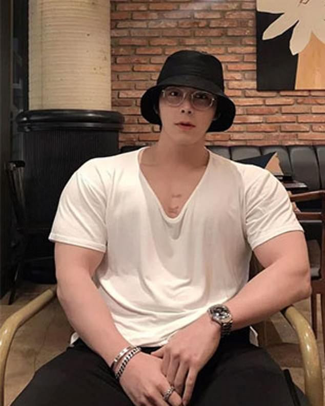 Muốn có thân hình cuồn cuộn cơ bắp, chàng trai Missouri (Mỹ) tự biến mình thành người dị dạng.