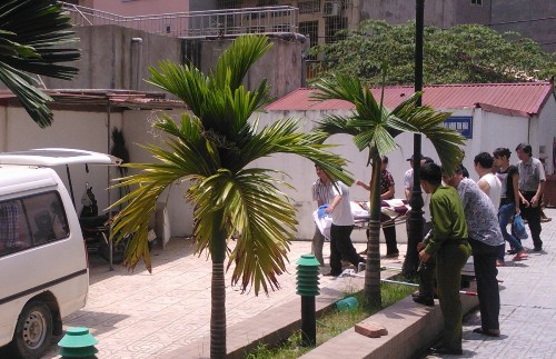 Bàn giao thi thể tử tù Nguyễn Anh Tuấn sau khi thi hành án bằng hình thức tiêm thuốc độc ngày 6-8 tại Hà Nội. Bàn giao thi thể tử tù Nguyễn Anh Tuấn sau khi thi hành án bằng hình thức tiêm thuốc độc ngày 6-8 tại Hà Nội