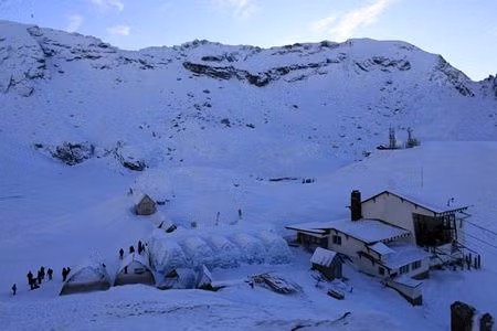 Công nhân cắt băng để xây khách sạn. Hình ảnh khách sạn băng từ trên cao.