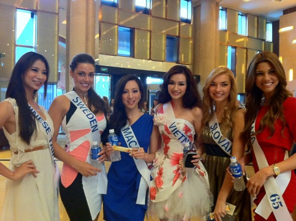 Trúc Diễm diện váy hoa xinh đẹp khoe dáng bên các thí sinh