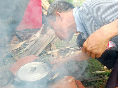 Ông Nguyễn Hữu Định nấu mì bên chiếc bếp tạm