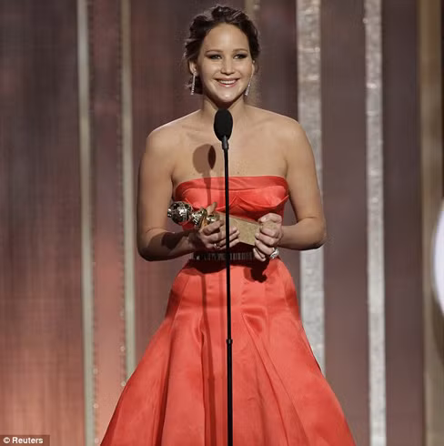 Diễn viên Jennifer Lawrence nhận giải Nữ diễn viên phim hài/nhạc kịch xuất sắc nhất. Diễn viên Jennifer Lawrence nhận giải Nữ diễn viên phim chính kịch xuất sắc nhất