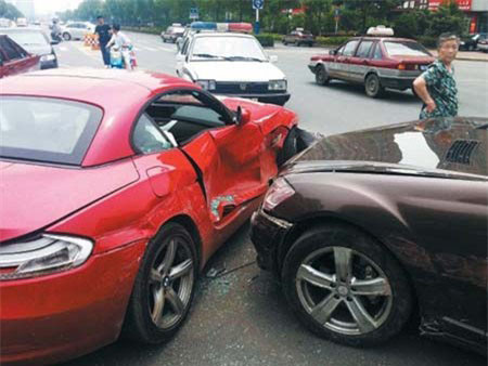 Hai chiếc xe bạc tỷ méo mó sau khi lao vào nhau. Hai chiếc xe bạc tỷ méo mó sau khi lao vào nhau