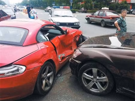 Hai chiếc xe bạc tỷ méo mó sau khi lao vào nhau