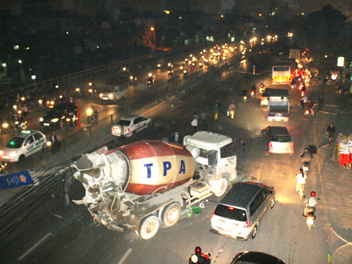 Vụ việc khiến giao thông bị ùn tắc nghiêm trọng tại đoạn gần bến xe Nước Ngầm