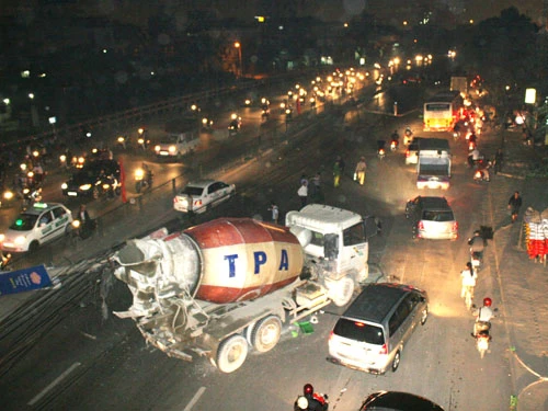 Vụ việc khiến giao thông bị ùn tắc nghiêm trọng tại đoạn gần bến xe Nước Ngầm