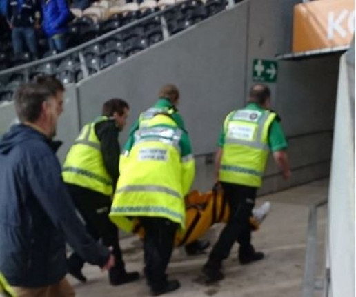 Fan gãy chân khi ăn mừng chiến thắng của M.U ảnh 1