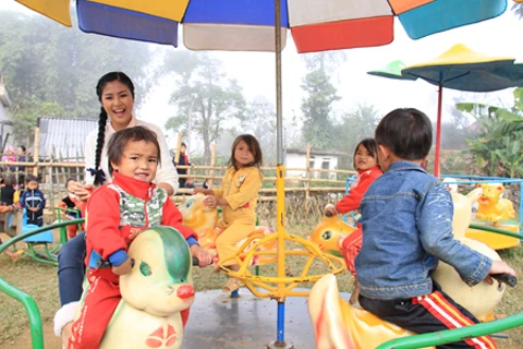 Ngọc Hân chơi cùng các em học sinh trong giờ ra chơi. Ảnh: Trường Phong