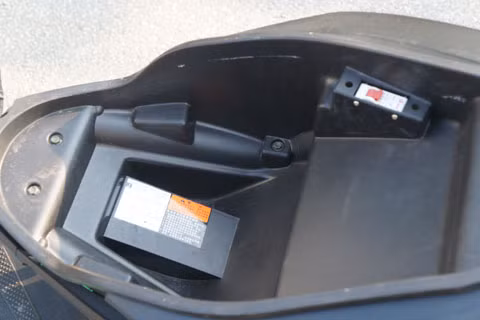 Cốp xe không rộng lắm, vừa đủ cho bộ sạc và những món đồ nhỏ khác