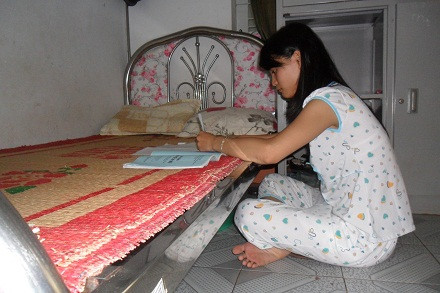 Vượt lên mặc cảm và khó khăn, Tú Anh lần lượt học hết tiểu học, THCS, THPT và hiện em đang học ngành Kế toán doanh nghiệp - Trường Cao đẳng nghề Đắk Lắk.