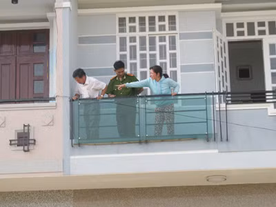Công an thực nghiệm hành vi chữa cháy của ông Sữa chiều 22-2 Ảnh: Xuân Thủy