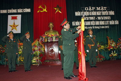 Đại tướng Phùng Quang Thanh, Bộ trưởng Bộ Quốc phòng, trao tặng Danh hiệu Anh hùng Lực lượng vũ trang nhân dân cho Binh chủng Đặc công nhân kỷ niệm 45 năm ngày truyền thống binh chủng (19/3/1967 - 19/3/2012)