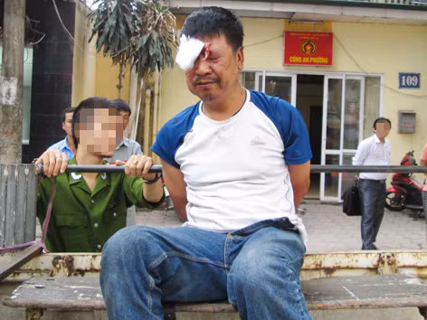 Đối tượng Lương Công Minh bị bắt giữ giao công an phường Láng Hạ