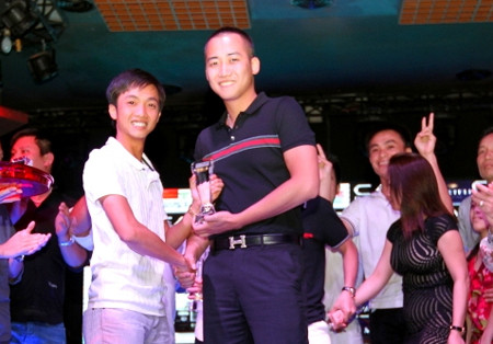 Đỗ Bình Dương hay Dương "Kon" (phải cùng Cường "đô la" tại Hành trình siêu xe 2011. . Đỗ Bình Dương hay Dương