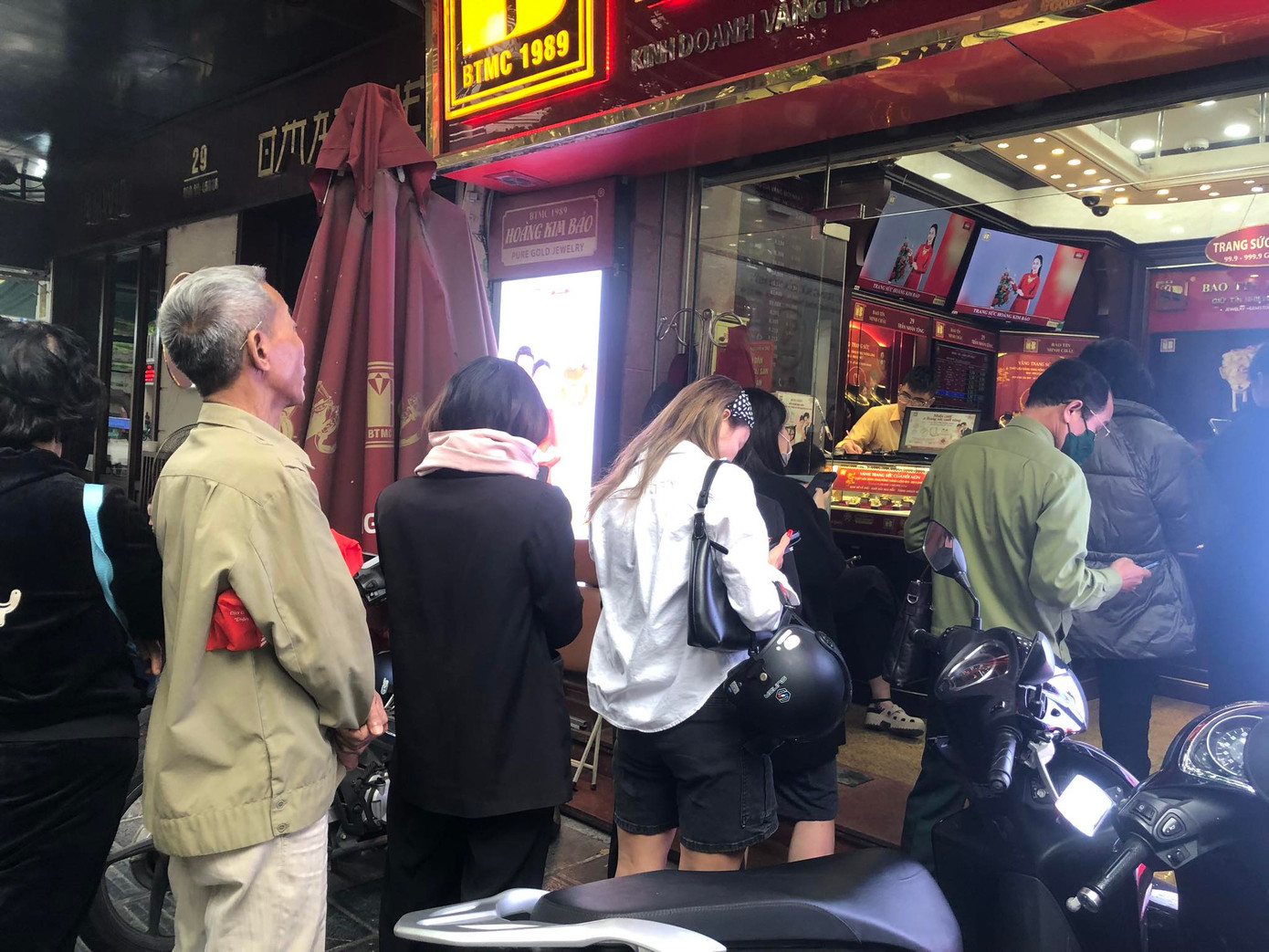 Giá vàng biến động tăng, giảm nhanh khiến nhiều nhà đầu tư lỗ trong 2 tuần qua (ảnh: N.M). Giá vàng biến động tăng, giảm nhanh khiến nhiều nhà đầu tư lỗ trong 2 tuần qua (ảnh: N.M).