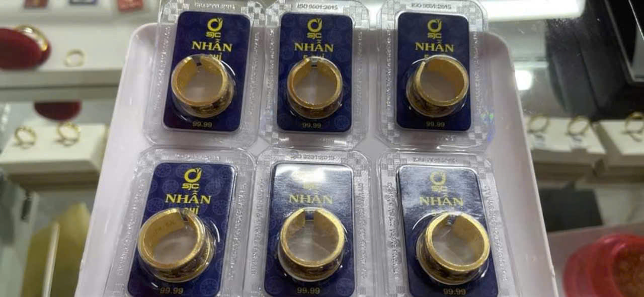Giá vàng nhẫn giảm mạnh hơn giá vàng miếng trong sáng nay.