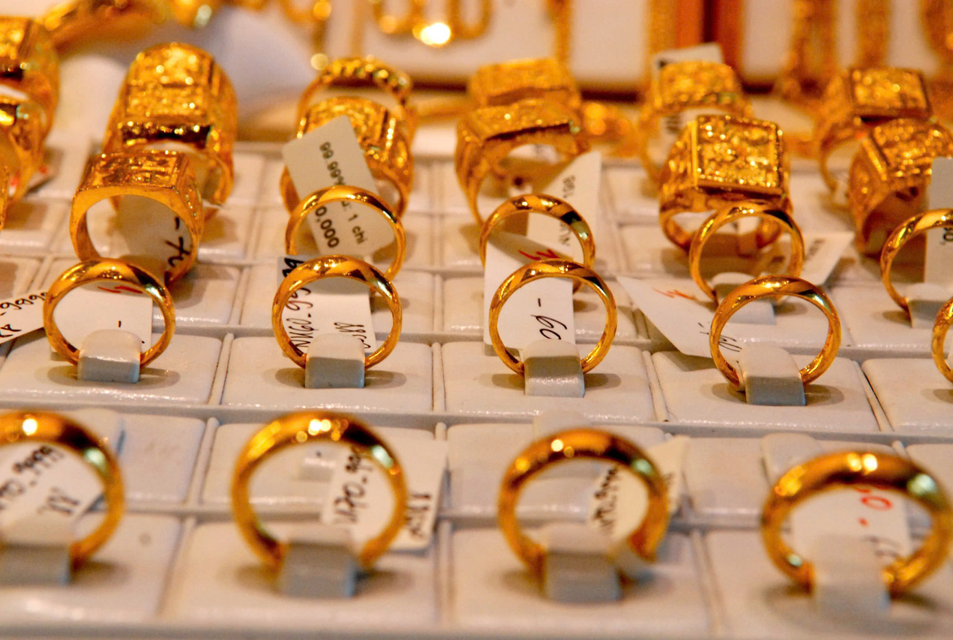 Giá vàng nhẫn giảm liên tục sau khi lập đỉnh (ảnh: Như Ý). Giá vàng nhẫn giảm liên tục sau khi lập đỉnh (ảnh: Như Ý).