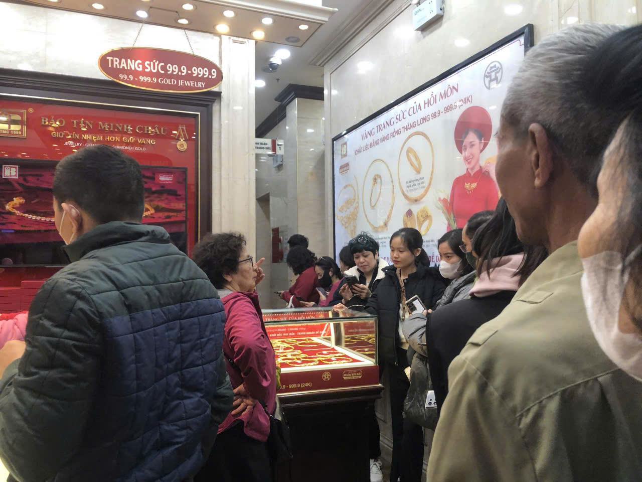 Nhà đầu tư xếp hàng mua vàng sáng 27/11 (ảnh: N.M). Nhà đầu tư xếp hàng mua vàng sáng 27/11 (ảnh: N.M).