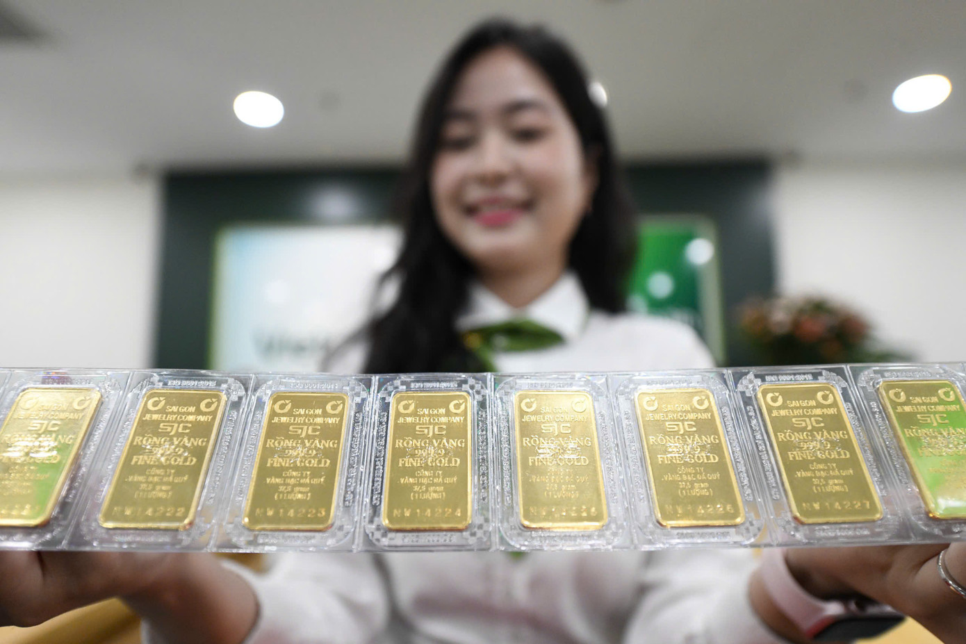 Giá vàng miếng SJC tiến sát mốc 86 triệu đồng/lượng. Giá vàng miếng SJC tiến sát mốc 86 triệu đồng/lượng.