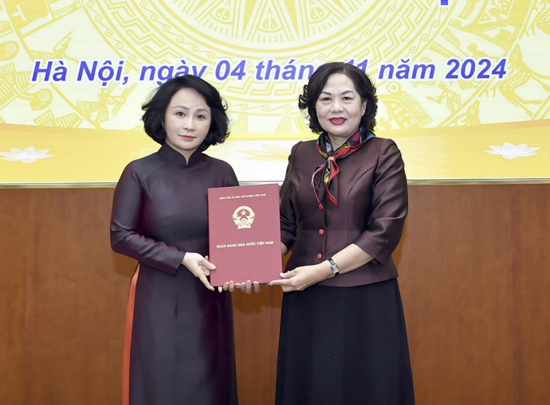 Thống đốc Ngân hàng Nhà nước Nguyễn Thị Hồng trao quyết định cho bà Trần Thu Huyền (ảnh: SBV).