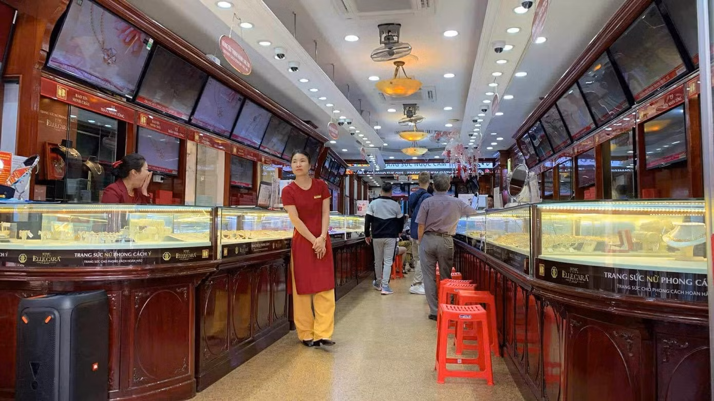Nhiều cửa hàng vàng tuyên bố dừng mua vàng chiều 7/11. Ảnh: Tiến Anh.