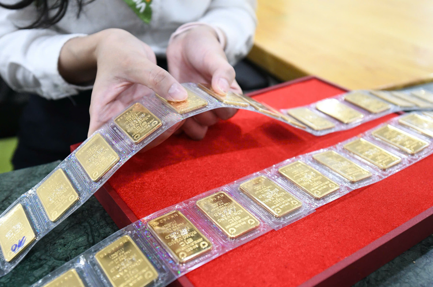 Giá vàng miếng SJC tiếp đà giảm mạnh. Ảnh: Như Ý.