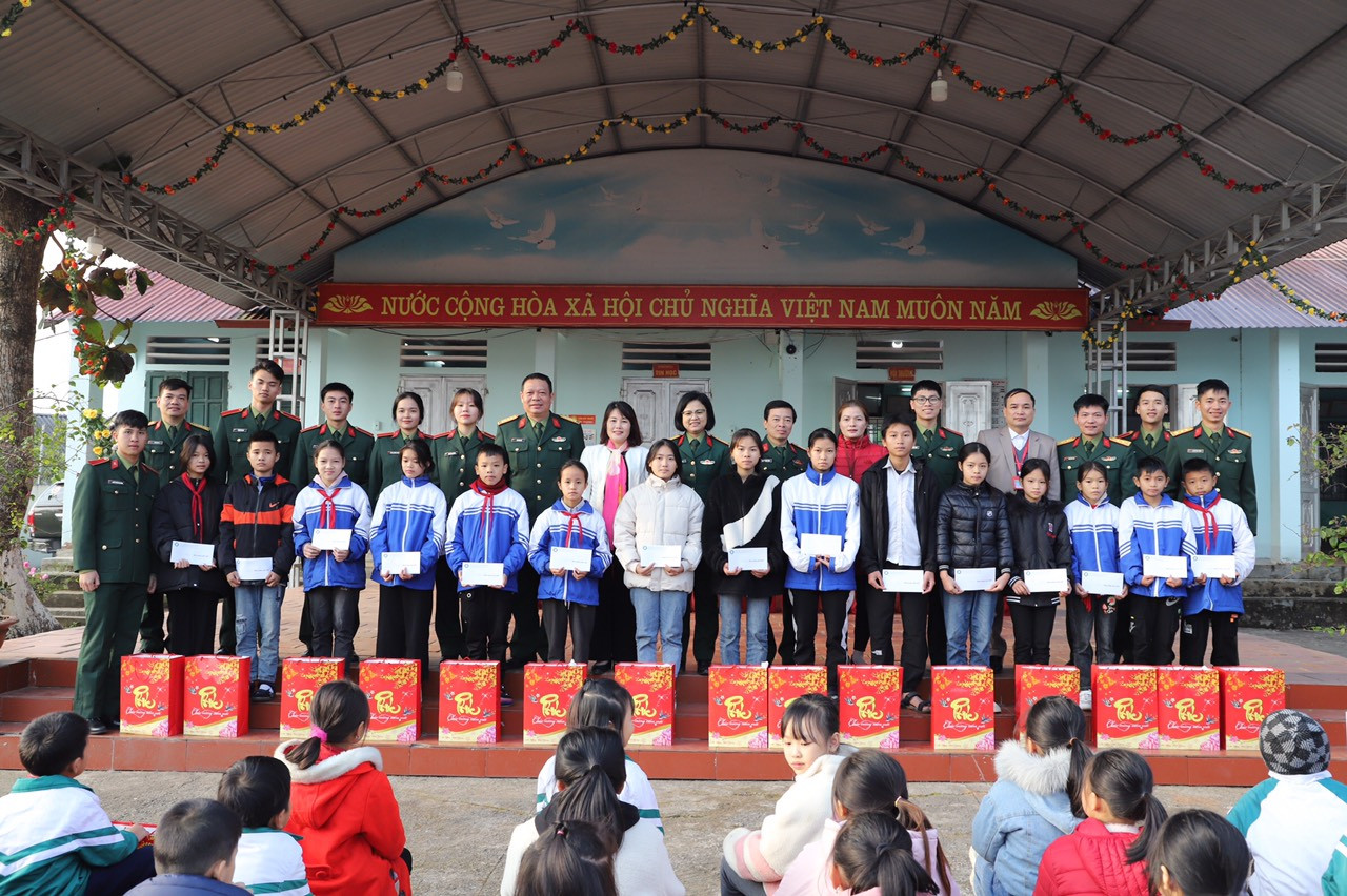 Đoàn công tác cùng các thầy cô giáo và học sinh ở xã Đạo Đức Đoàn công tác cùng các thầy cô giáo và học sinh ở xã Đạo Đức