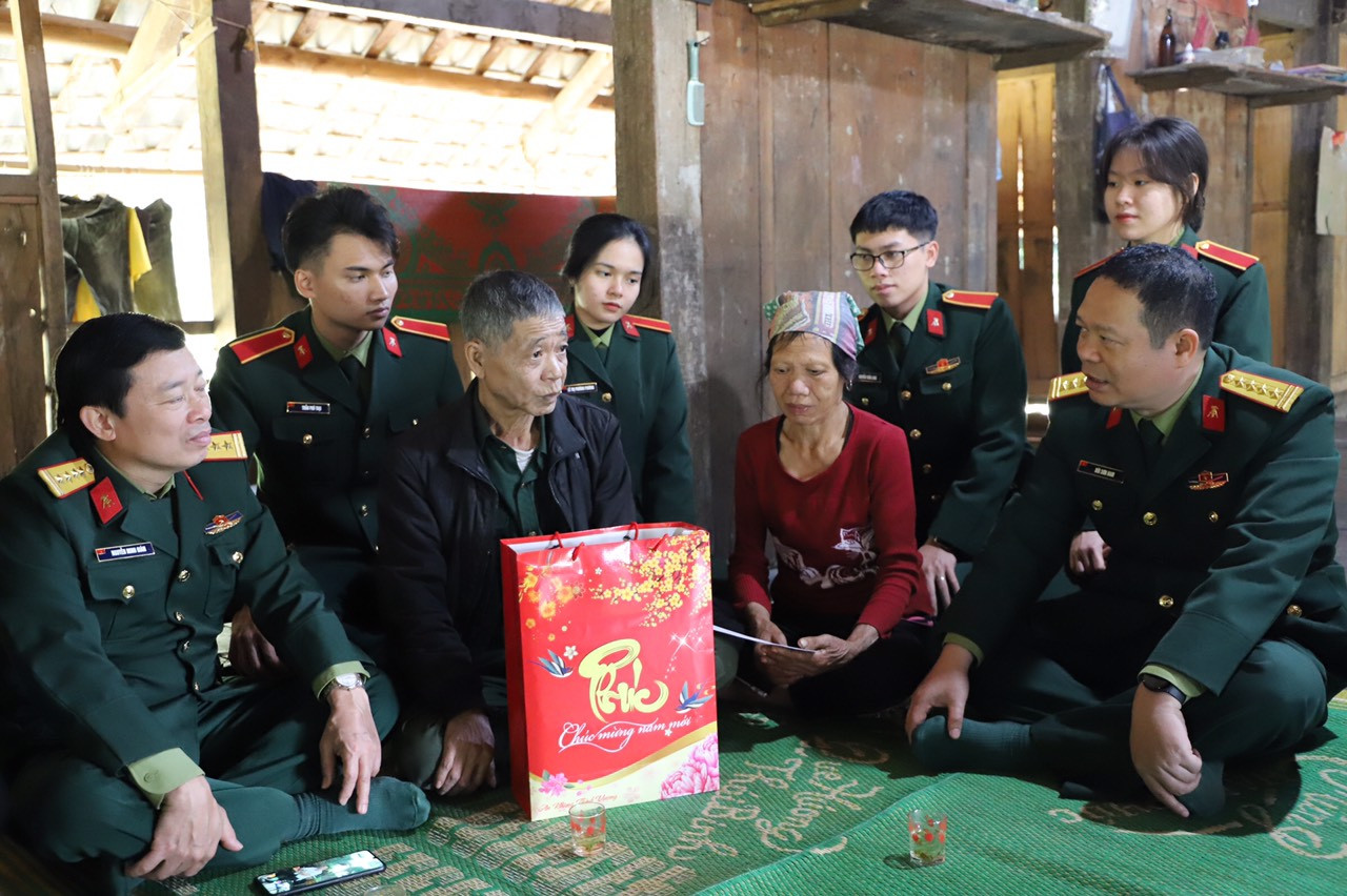 Đoàn công tác của Học viện KTQS tới thăm, tặng quà một gia đình thương binh ở xã Đạo Đức (huyện Vị Xuyên, tỉnh Hà Giang) Đoàn công tác của Học viện KTQS tới thăm, tặng quà một gia đình thương binh ở xã Đạo Đức (huyện Vị Xuyên, tỉnh Hà Giang)