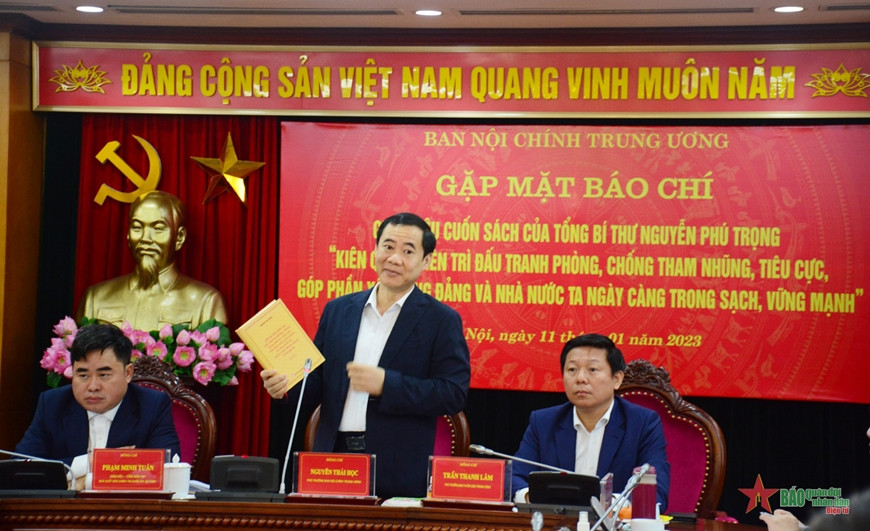 Phó Trưởng Ban Nội chính Trung ương Nguyễn Thái Học giới thiệu về cuốn sách của Tổng Bí thư