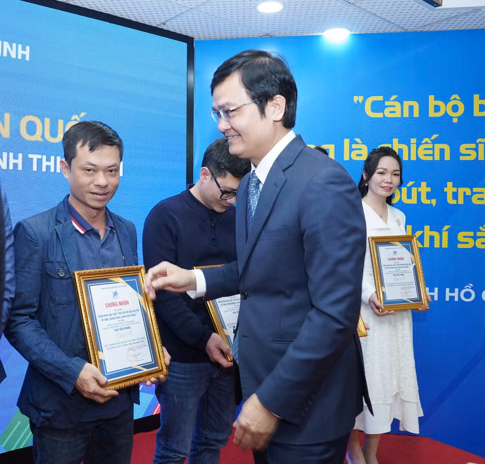 Bí thư thứ nhất T.Ư Đoàn Bùi Quang Huy trao giải Nhất cho nhà báo Trần Công Hùng, đại diện nhóm tác giả Báo Tiền Phong đoạt giải A. Ảnh: Ngọc Thắng Bí thư thứ nhất T.Ư Đoàn Bùi Quang Huy trao giải Nhất cho nhà báo Trần Công Hùng, đại diện nhóm tác giả Báo Tiền Phong đoạt giải A. Ảnh: Ngọc Thắng