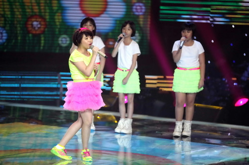 Phần trình diễn của Linh Lan còn có sự hỗ trợ của các chị em của mình