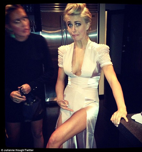 Và bộ dạng thảm hại sau khi rời bữa tiệc với chiếc váy bị rách toạc. Và bộ dạng thảm hại sau khi rời bữa tiệc với chiếc váy bị rách toạc