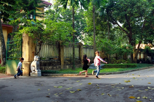 Những lúc rảnh rỗi, Đại tướng thường dành thời gian chơi đùa với cháu, chắt