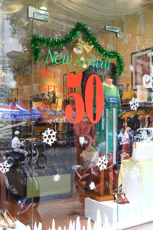 Hầu hết các cửa hàng thời trang tại TP.HCM đều áp dụng chương trình khuyến mại giảm giá đến 50%. Bài viết: http://news.zing.vn/Hang-giam-gia-ngap-tran-duong-pho-Sai-Gon-post378001.html Nguồn Zing News 