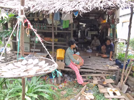 Tin lời mai mối, nhiều gia đình nghèo ở miền Tây gả con cho người nước ngoài để nhận 80 -100 triệu đồng, nhưng kết quả chỉ có 8 -12 triệu đồng