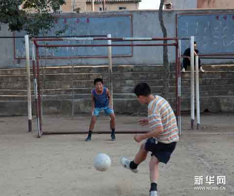 Thủ môn nhí đang sẵn sàng bắt bóng. Ảnh chụp tại trường trung học Long Thành, Bình Nhưỡng ngày 5-10.