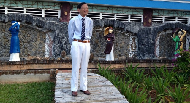 Đại gia Lê Ân đứng trước 3 bức tượng của 3 người vợ phản bội mình, trong đó có bà Lê Ngọc Lan. Ảnh: Dương Cầm. Đại gia Lê Ân đứng trước 3 bức tượng của 3 người vợ phản bội mình, trong đó có bà Lê Ngọc Lan. Ảnh: Dương Cầm