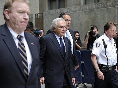 Ông Strauss-Kahn (thứ hai từ trái qua) tại phiên xét xử hôm 6 - 6. Ông Strauss-Kahn (thứ hai từ trái qua) tại phiên xét xử hôm 6 - 6