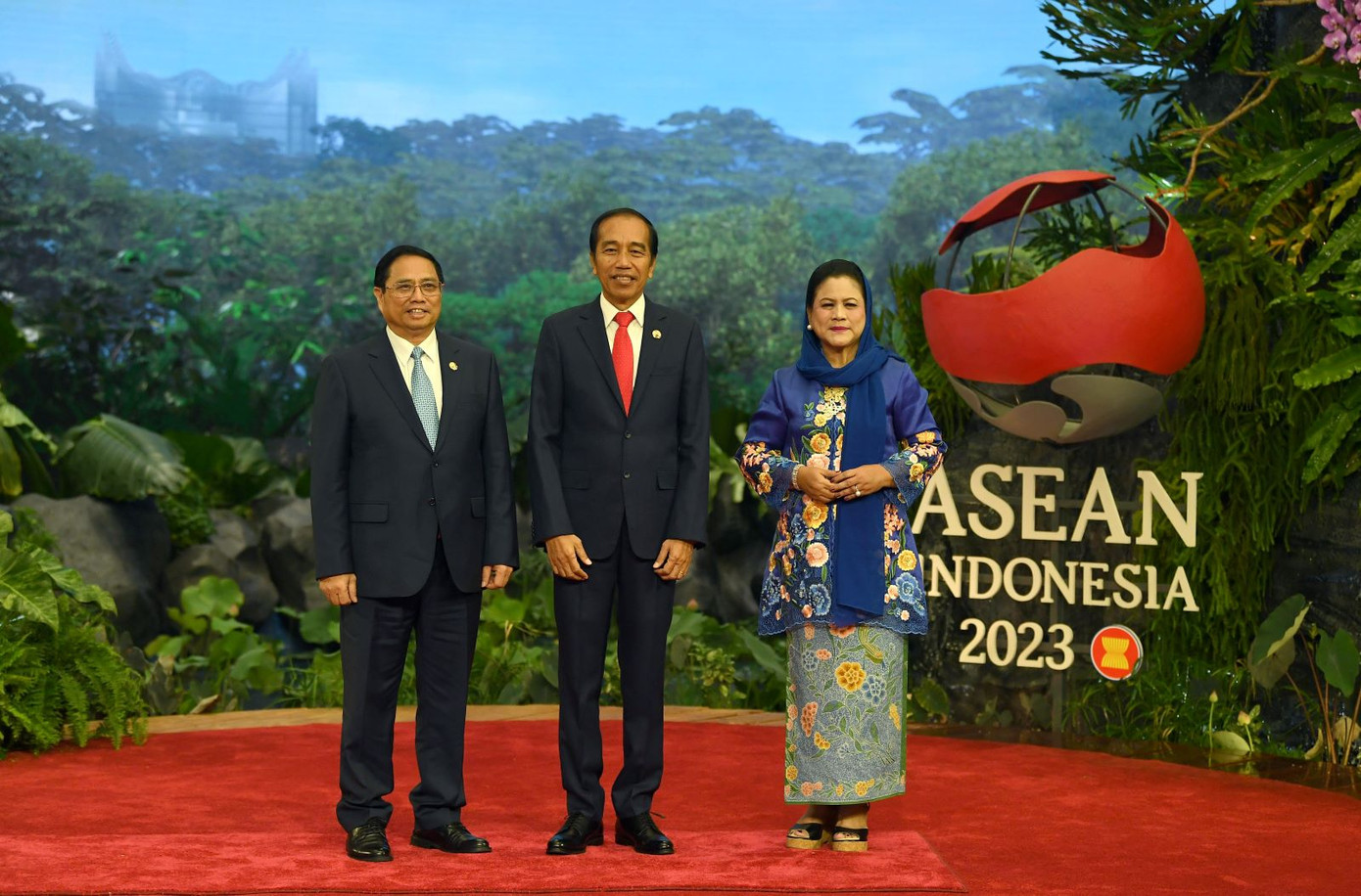 Tổng thống Indonesia Joko Widodo và Phu nhân chào mừng Thủ tướng Phạm Minh Chính đến tham dự Hội nghị. Ảnh: ASEAN 2023. Tổng thống Indonesia Joko Widodo và Phu nhân chào mừng Thủ tướng Phạm Minh Chính đến tham dự Hội nghị. Ảnh: ASEAN 2023.