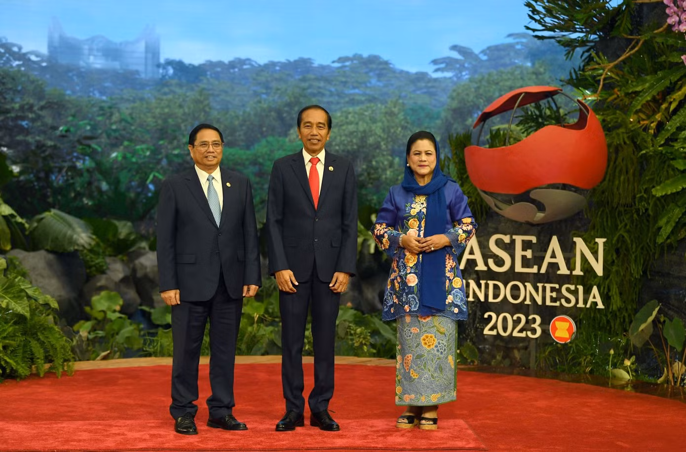 Tổng thống Indonesia Joko Widodo và Phu nhân chào mừng Thủ tướng Phạm Minh Chính đến tham dự Hội nghị. Ảnh: ASEAN 2023. Tổng thống Indonesia Joko Widodo và Phu nhân chào mừng Thủ tướng Phạm Minh Chính đến tham dự Hội nghị. Ảnh: ASEAN 2023.