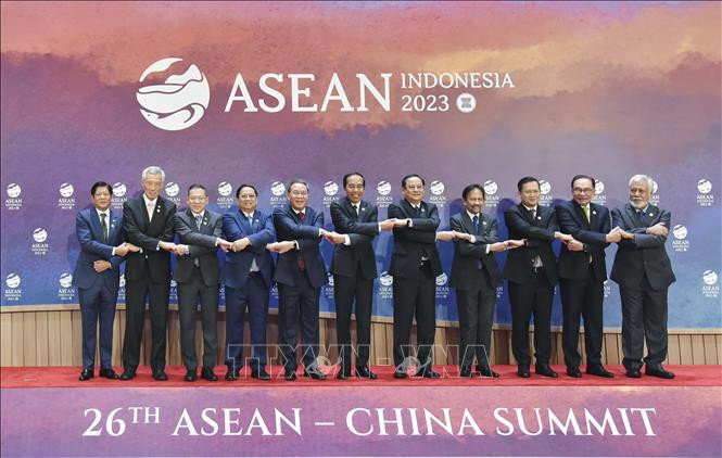 Các nhà Lãnh đạo ASEAN và Thủ tướng Trung Quốc Lý Cường. Ảnh: TTXVN