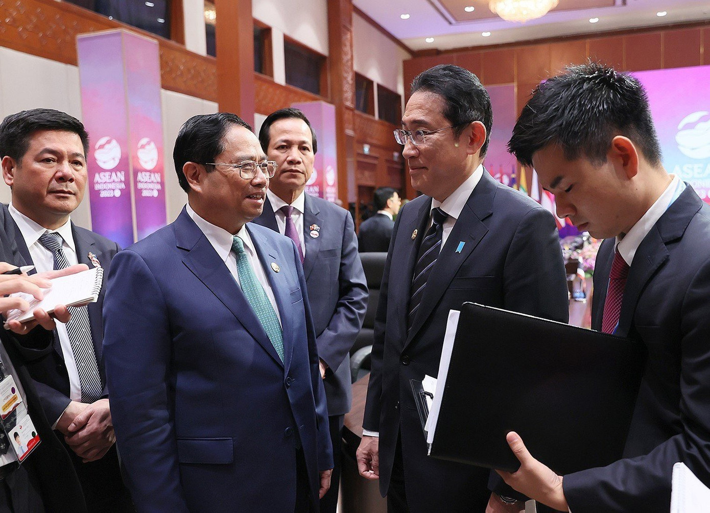 Thủ tướng Phạm Minh Chính và Thủ tướng Nhật Bản Kishida Fumio. (Ảnh: Dương Giang)