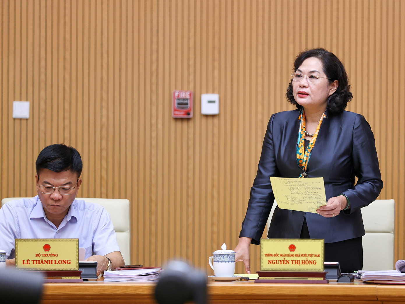 Thống đốc Ngân hàng Nhà nước Nguyễn Thị Hồng báo cáo tại phiên họp